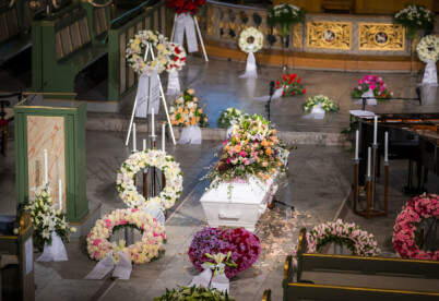 BLOMSTERHAV: Det var utallige mange buketter og oppsatser i kirken. Foto: NTB scanpix BLOMSTERHAV: Det var utallige mange buketter og oppsatser i kirken. Foto: NTB scanpix